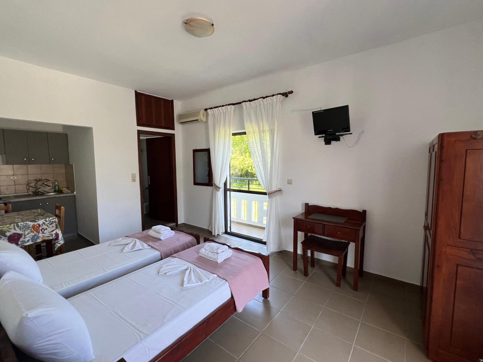 Zourpos Studios & Apartments Kalyves Bagian luar foto