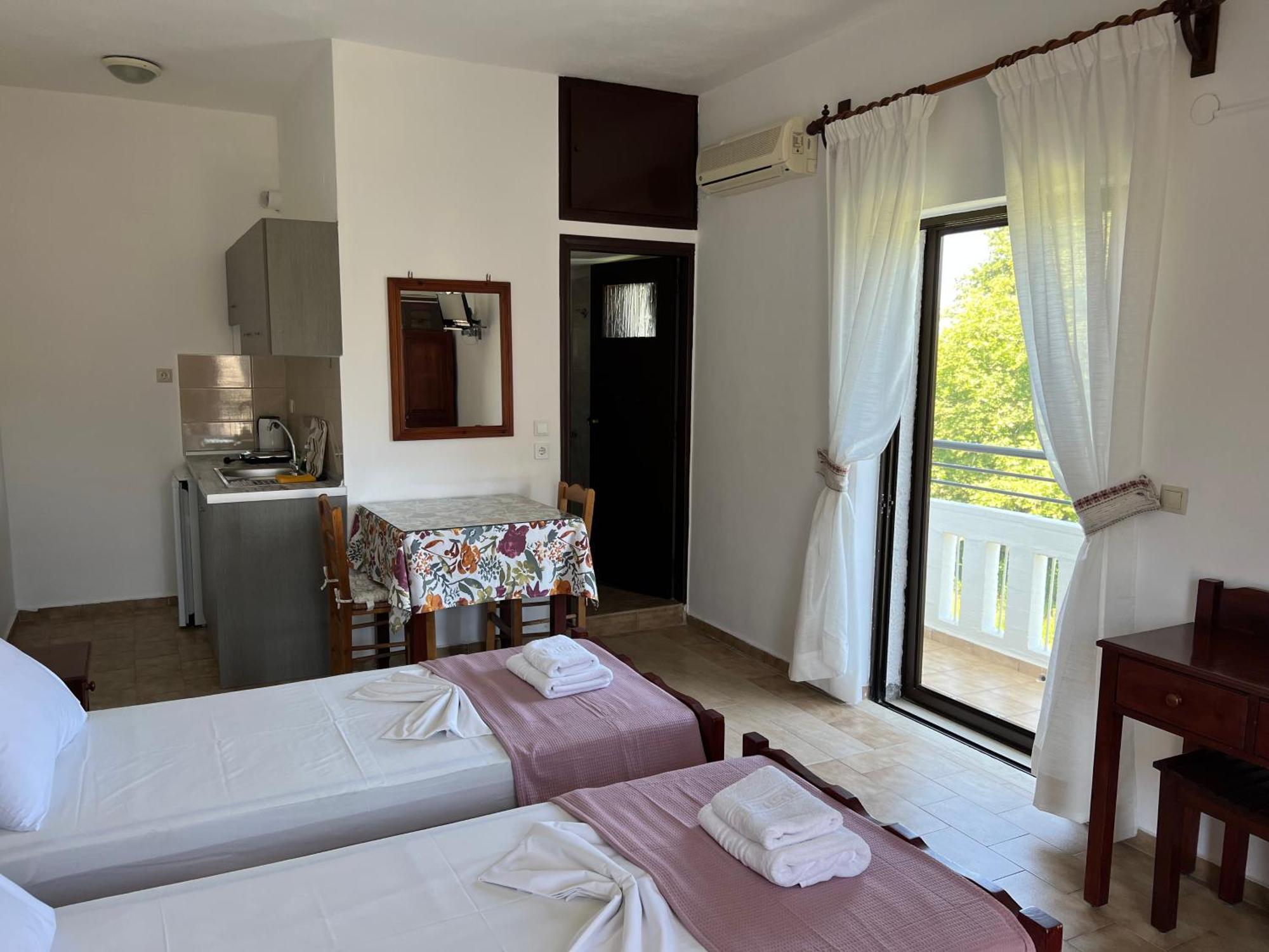 Zourpos Studios & Apartments Kalyves Bagian luar foto