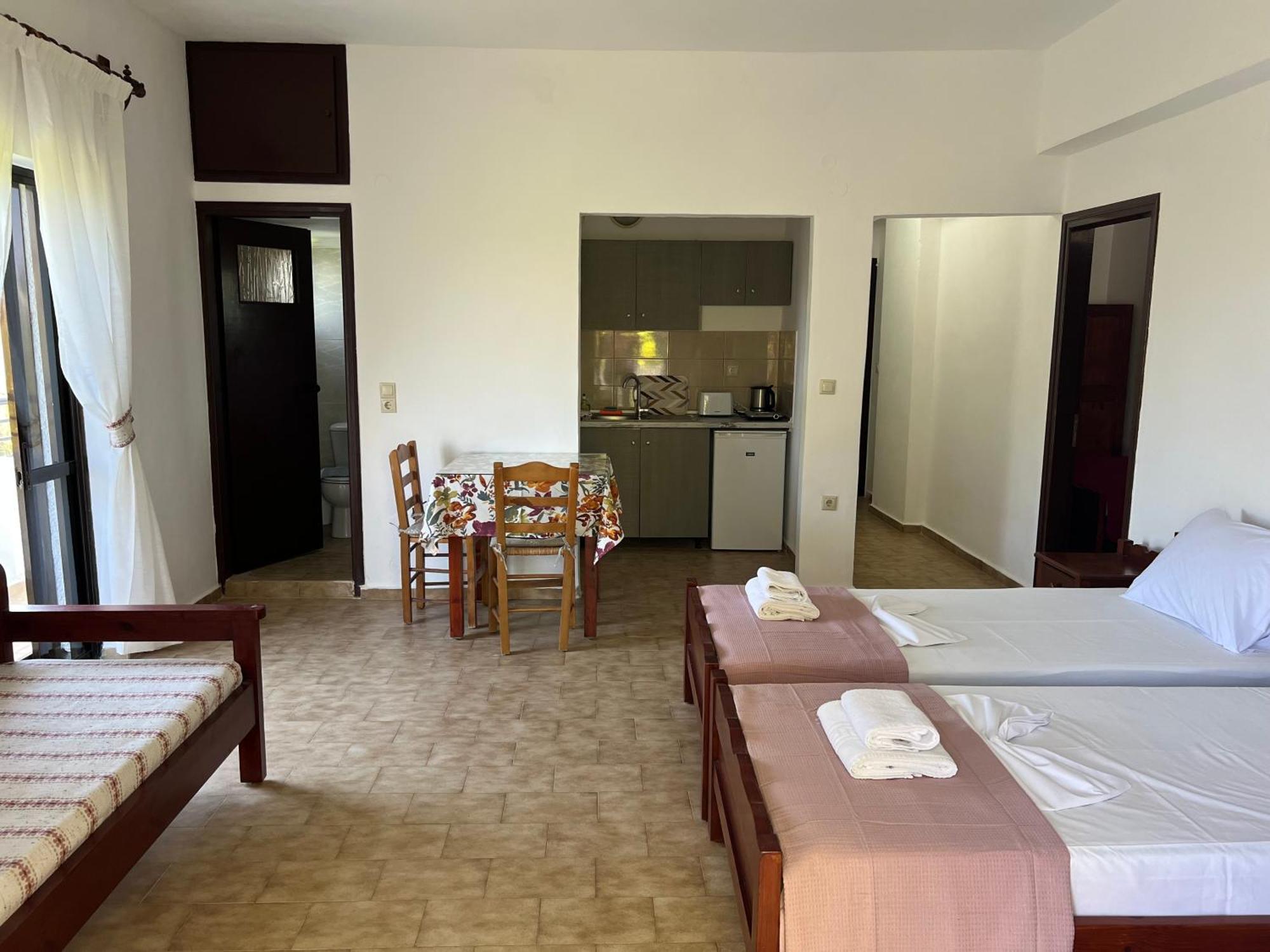 Zourpos Studios & Apartments Kalyves Bagian luar foto