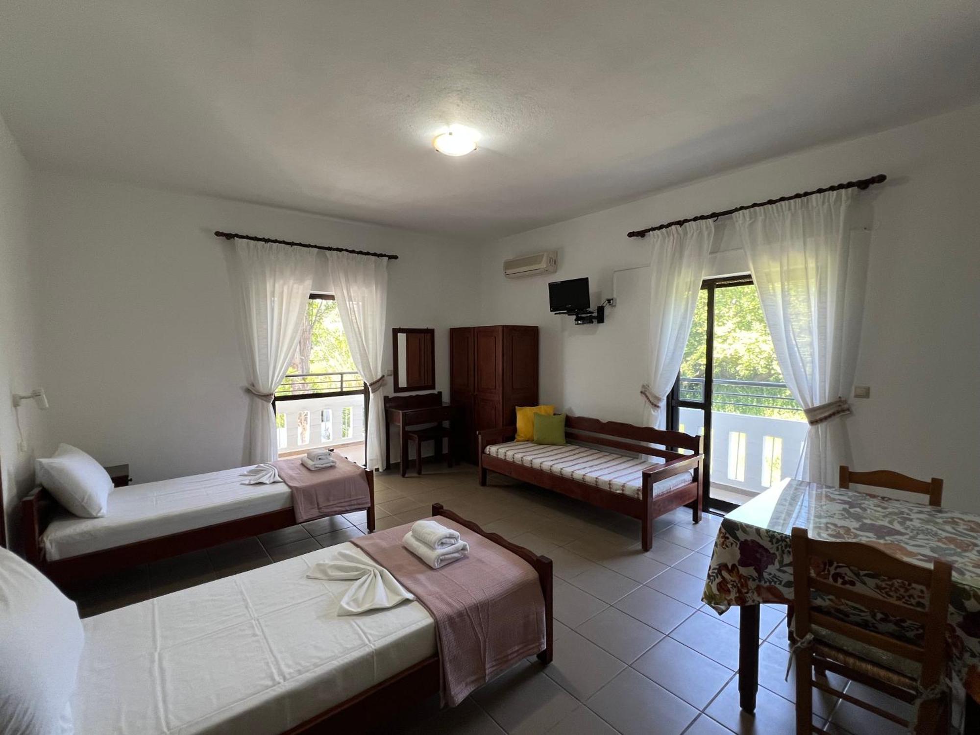 Zourpos Studios & Apartments Kalyves Bagian luar foto